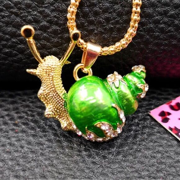 Crystal Enamel Snail Animal Pendant Necklace Chain Jewelry NWOT - Picture 2 of 3